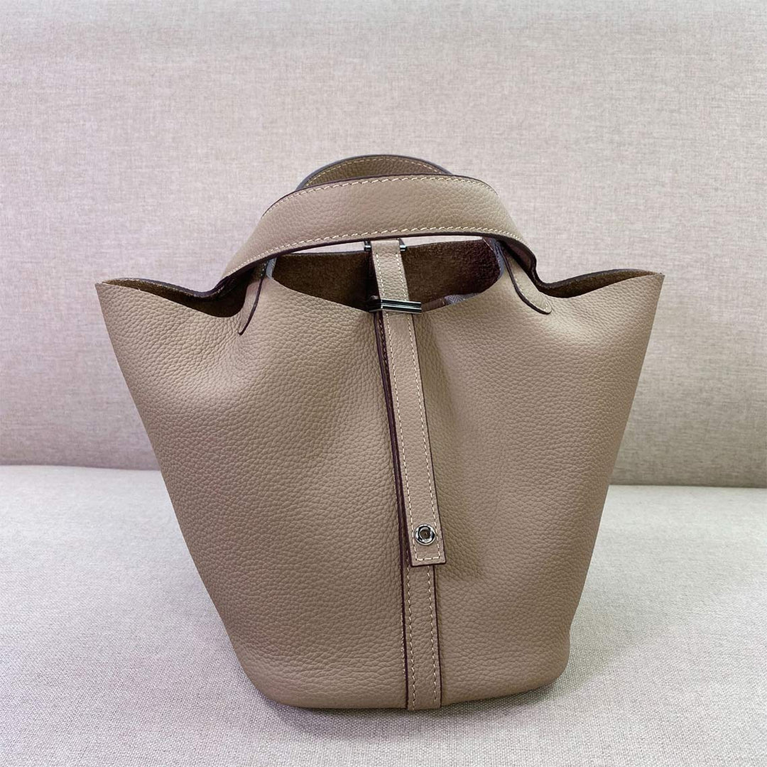 Picotin Lock-Tasche aus genarbtem Narbenleder mit goldenen oder silbernen Beschlägen