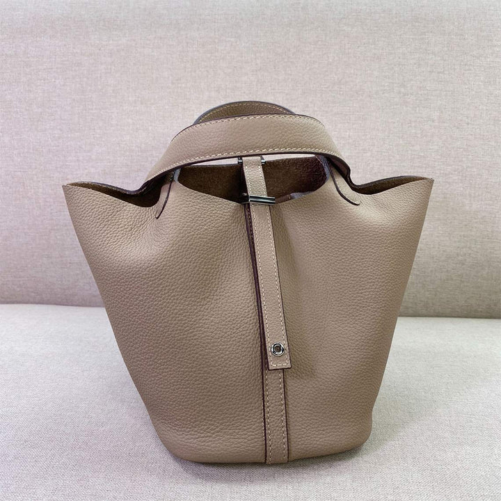 Picotin Lock-Tasche aus genarbtem Narbenleder mit goldenen oder silbernen Beschlägen