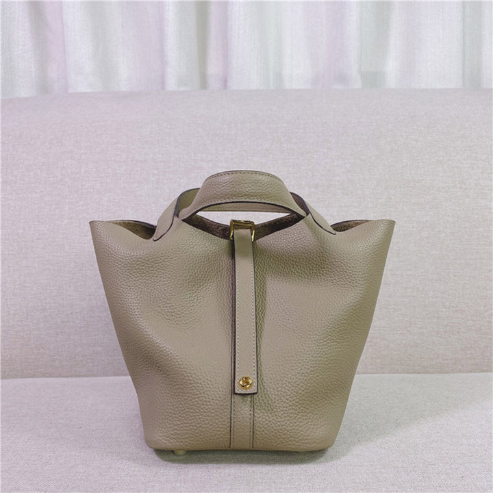 Picotin Lock-Tasche aus genarbtem Narbenleder mit goldenen oder silbernen Beschlägen