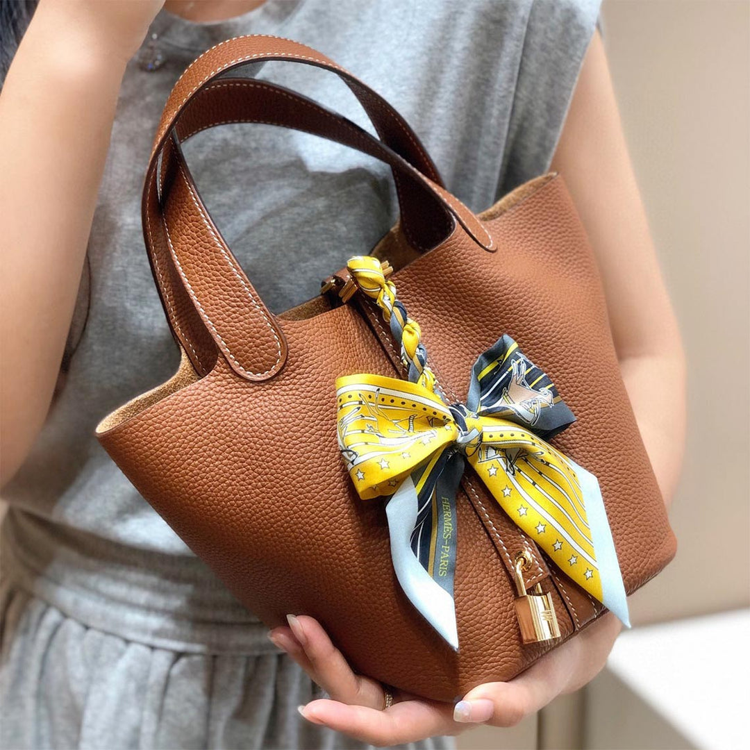 Picotin Lock-Tasche aus genarbtem Narbenleder mit goldenen oder silbernen Beschlägen