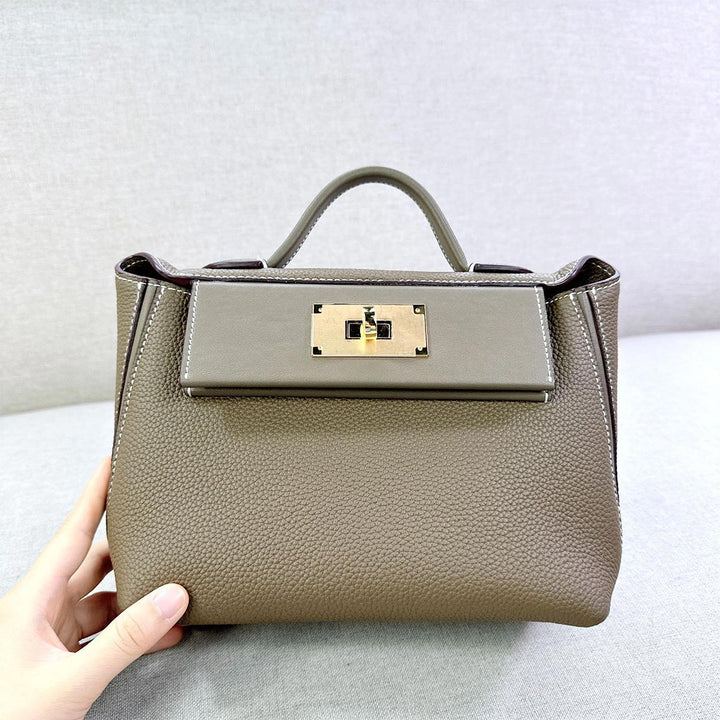 Wings-Handtasche aus genarbtem Narbenleder mit goldfarbenen Beschlägen
