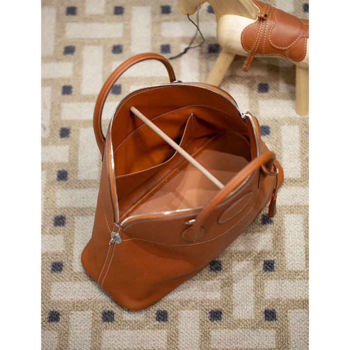 Boli-Handtasche aus Narbenleder mit abnehmbarem Schulterriemen und silbernen Beschlägen