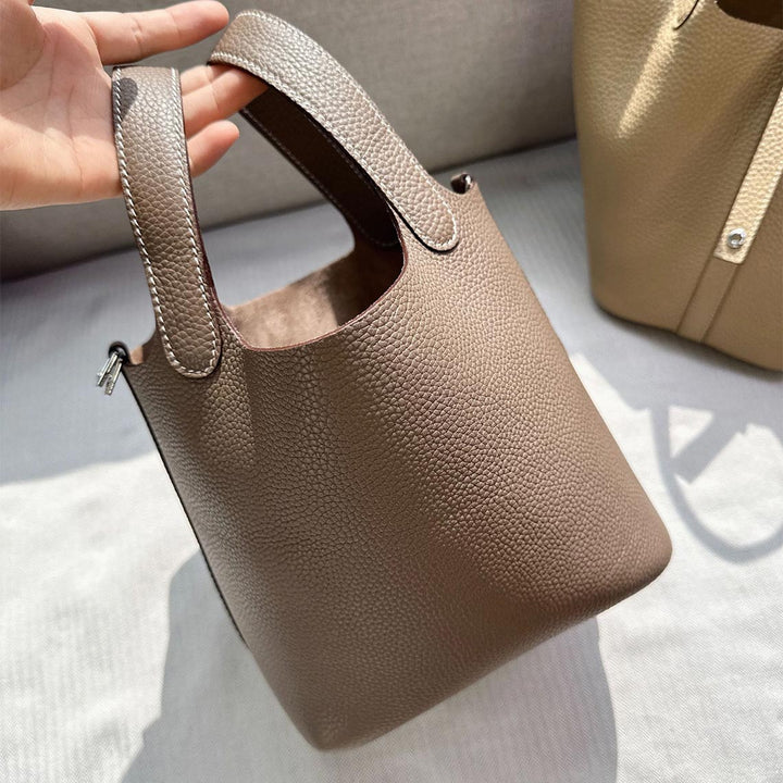 Picotin Lock-Tasche aus genarbtem Narbenleder mit goldenen oder silbernen Beschlägen