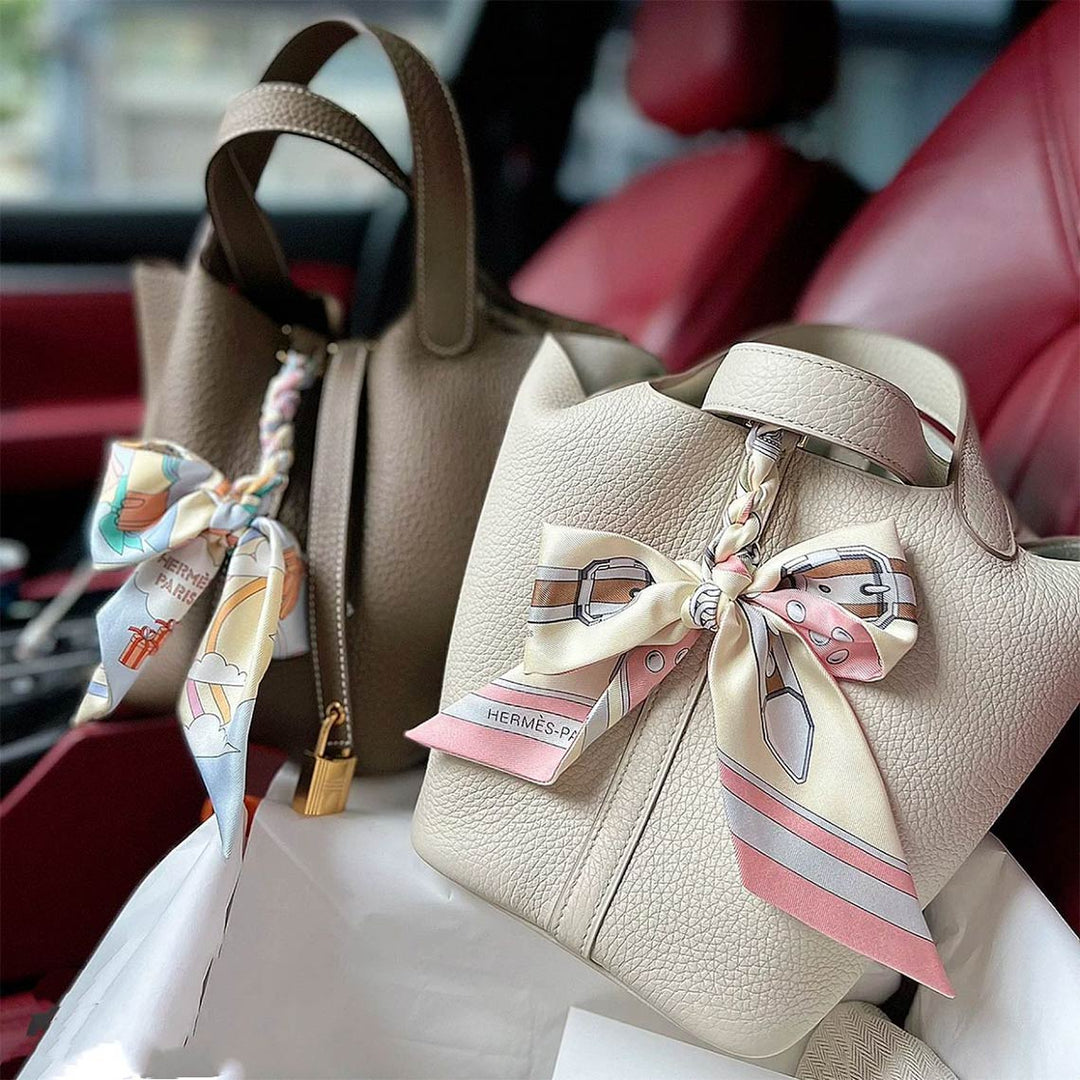 Picotin Lock-Tasche aus genarbtem Narbenleder mit goldenen oder silbernen Beschlägen