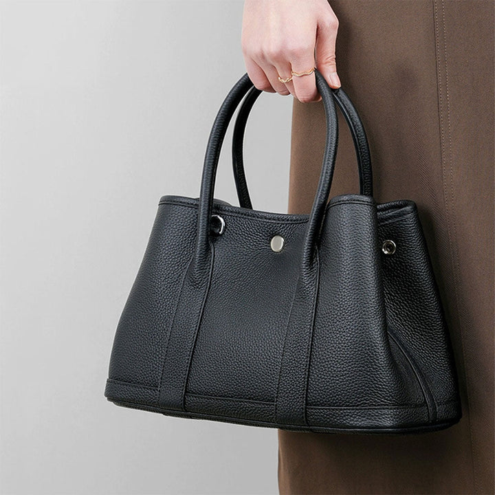 Garden-Handtasche aus Narbenleder mit gerollten Henkeln und Druckknopf