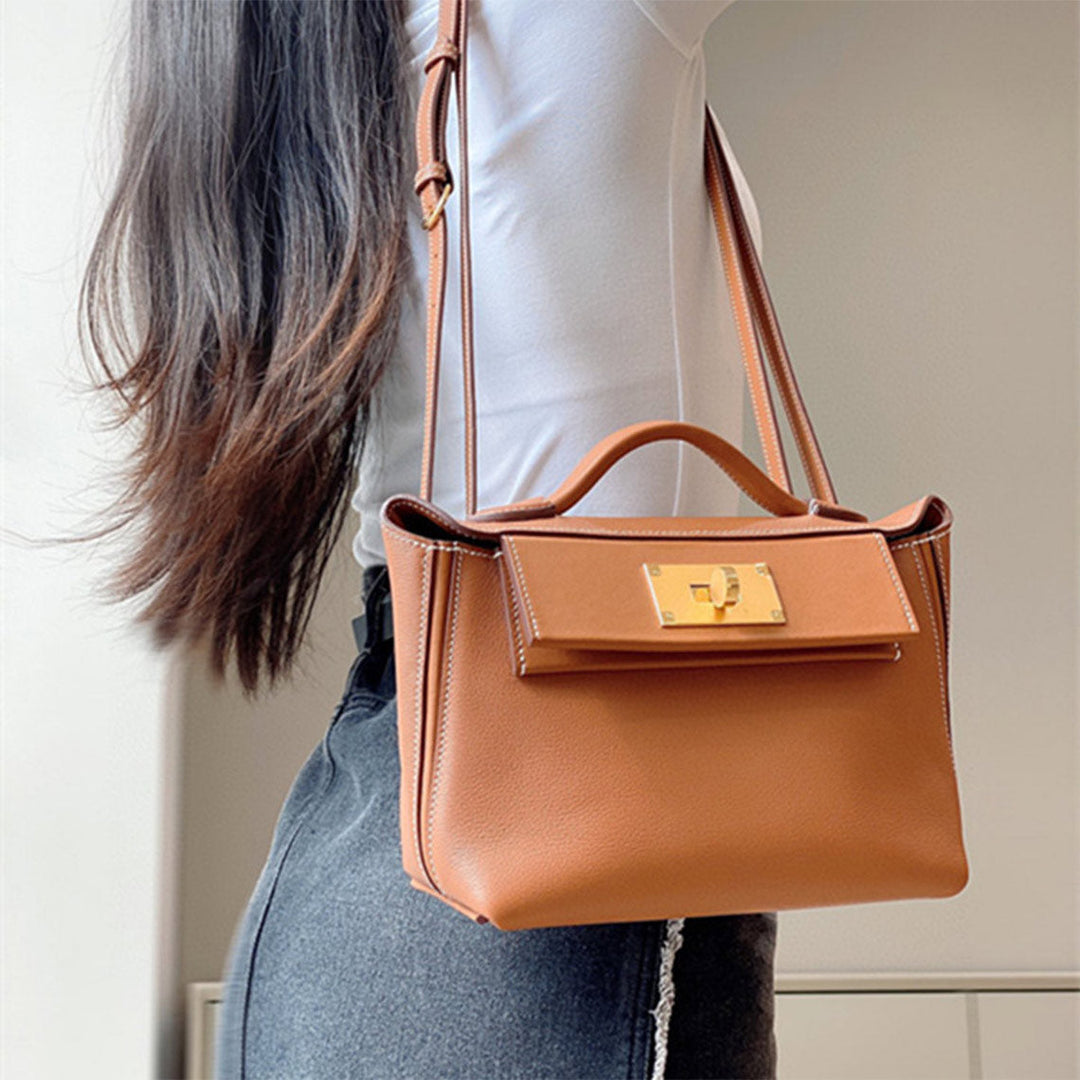 Wings-Handtasche aus genarbtem Narbenleder mit goldfarbenen Beschlägen