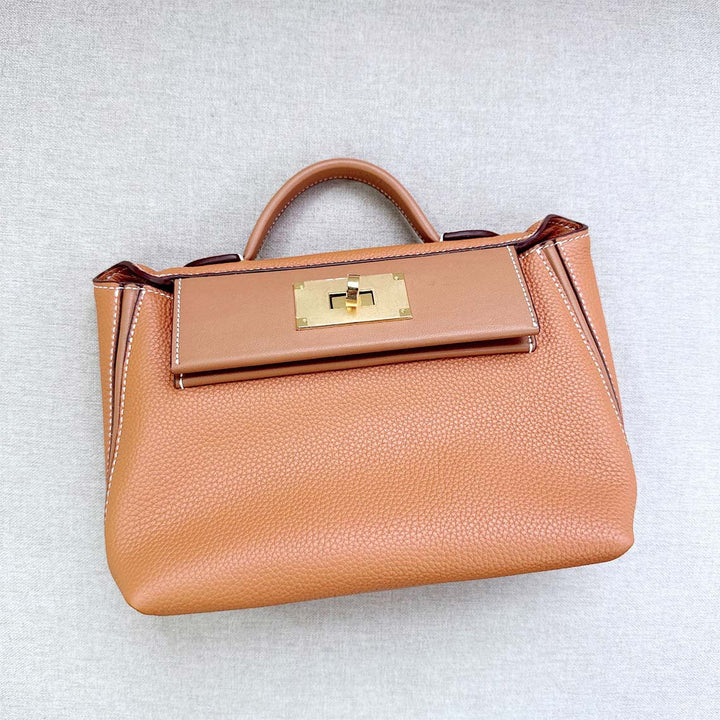 Wings-Handtasche aus genarbtem Narbenleder mit goldfarbenen Beschlägen