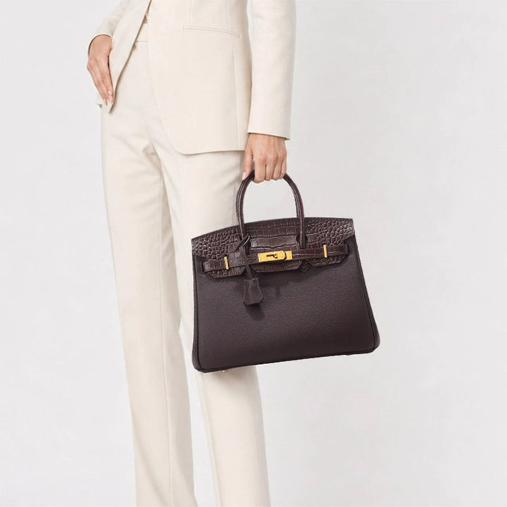 New Birk-Handtasche aus Narbenleder mit Kroko-Klappe und goldfarbenem Drehverschluss
