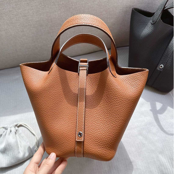 Picotin Lock-Tasche aus genarbtem Narbenleder mit goldenen oder silbernen Beschlägen