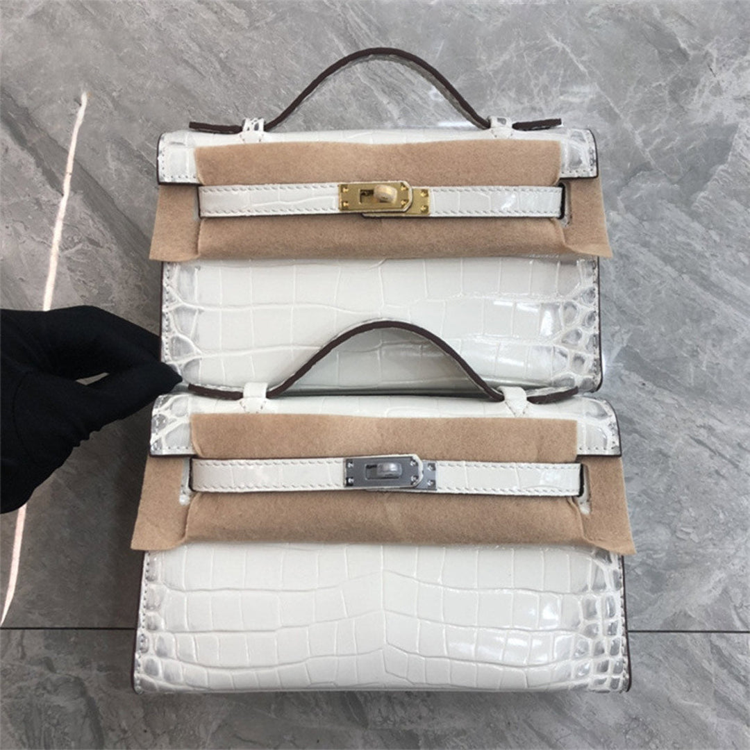 Kelli Clutch aus Leder mit Kroko-Prägung und Drehverschluss