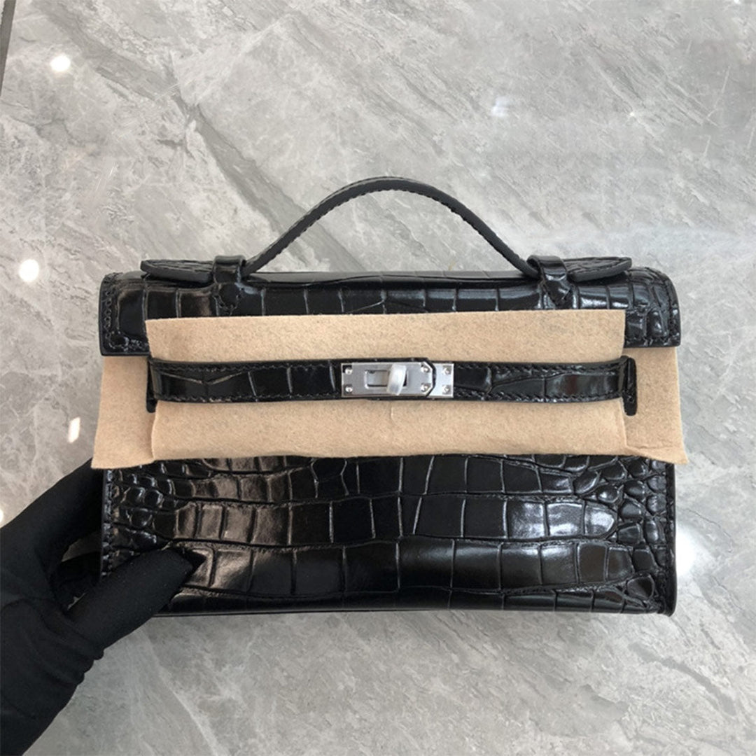 Kelli Clutch aus Leder mit Kroko-Prägung und Drehverschluss