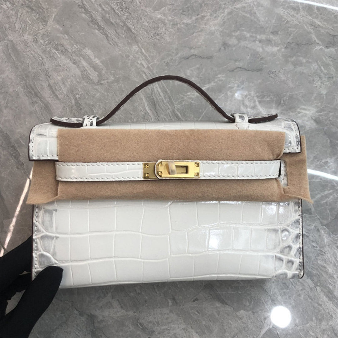 Kelli Clutch aus Leder mit Kroko-Prägung und Drehverschluss