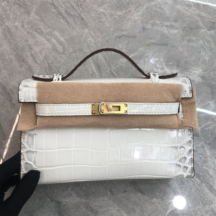Kelli Clutch aus Leder mit Kroko-Prägung und Drehverschluss