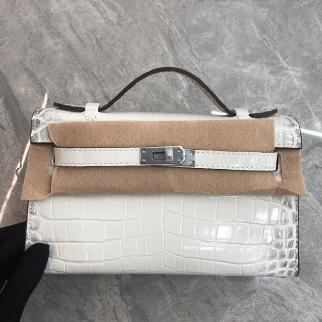 Kelli Clutch aus Leder mit Kroko-Prägung und Drehverschluss