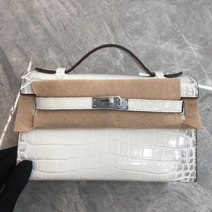 Kelli Clutch aus Leder mit Kroko-Prägung und Drehverschluss