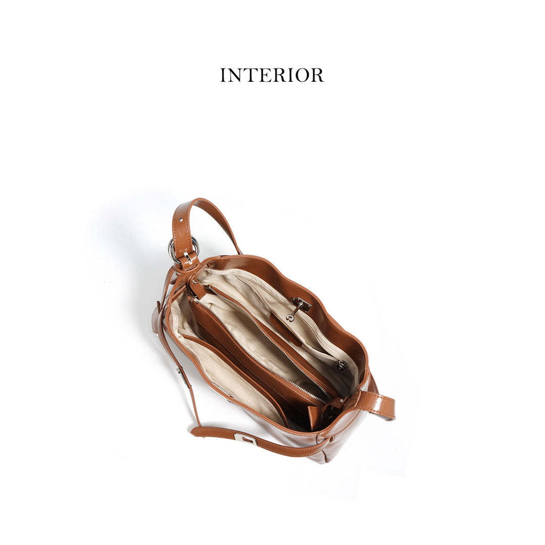 Kelli Hobo-Tasche aus Lackleder mit verstellbarem Riemen
