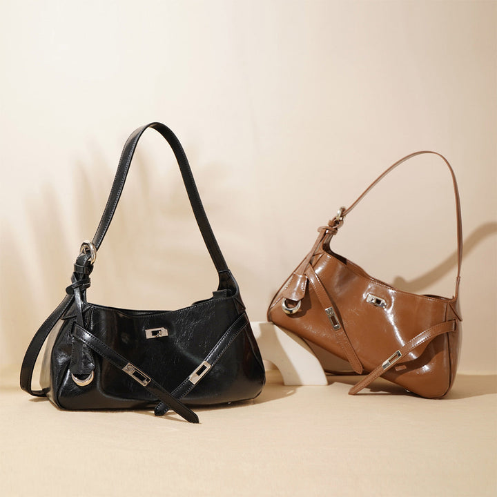 Kelli Hobo-Tasche aus Lackleder mit verstellbarem Riemen