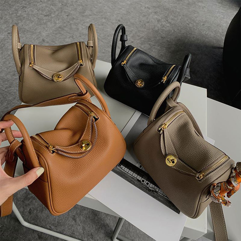 Lindi Tasche aus Narbenleder mit Henkeln und goldenen Beschlägen