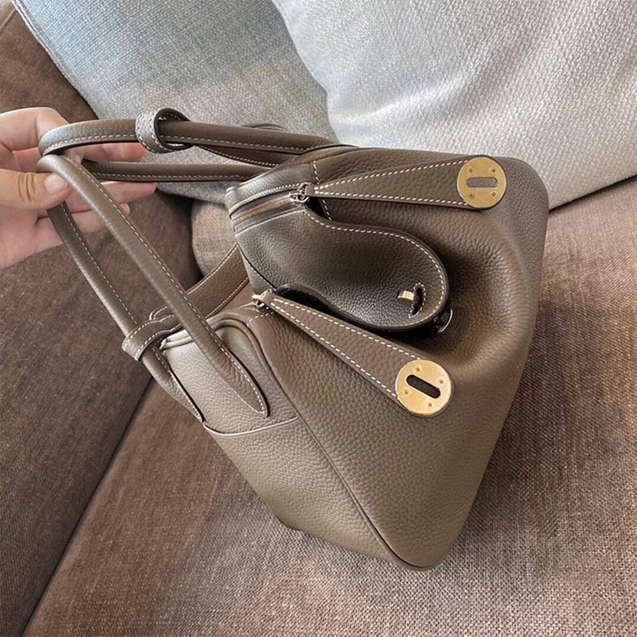 Lindi Tasche aus Narbenleder mit Henkeln und goldenen Beschlägen