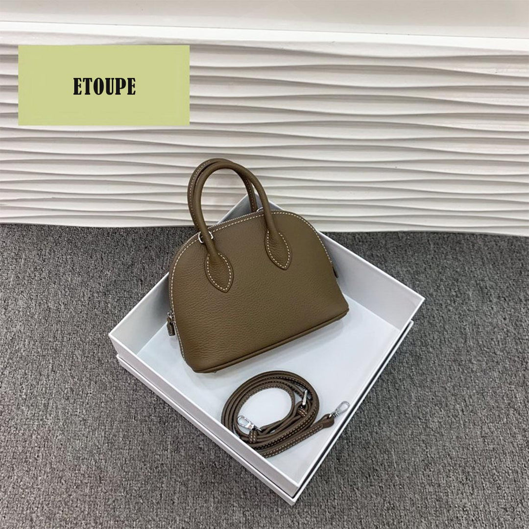 Mini Bowling-Handtasche aus Narbenleder mit silbernen Beschlägen