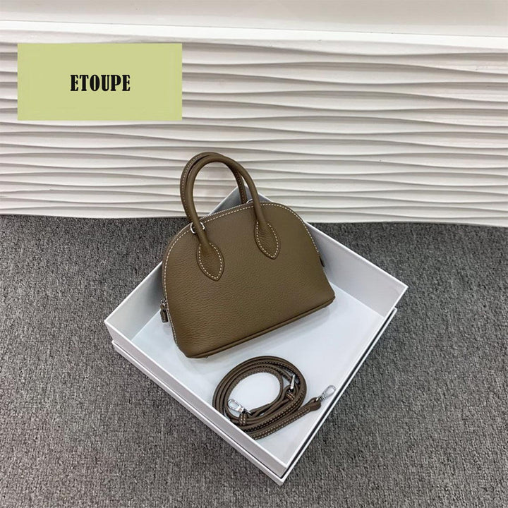 Mini Bowling-Handtasche aus Narbenleder mit silbernen Beschlägen