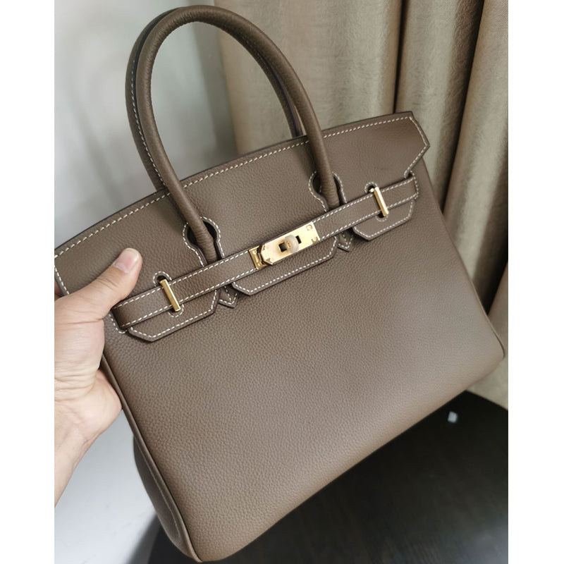 Birk-Handtasche aus Togo-Narbenleder mit goldenen Beschlägen und Drehverschluss