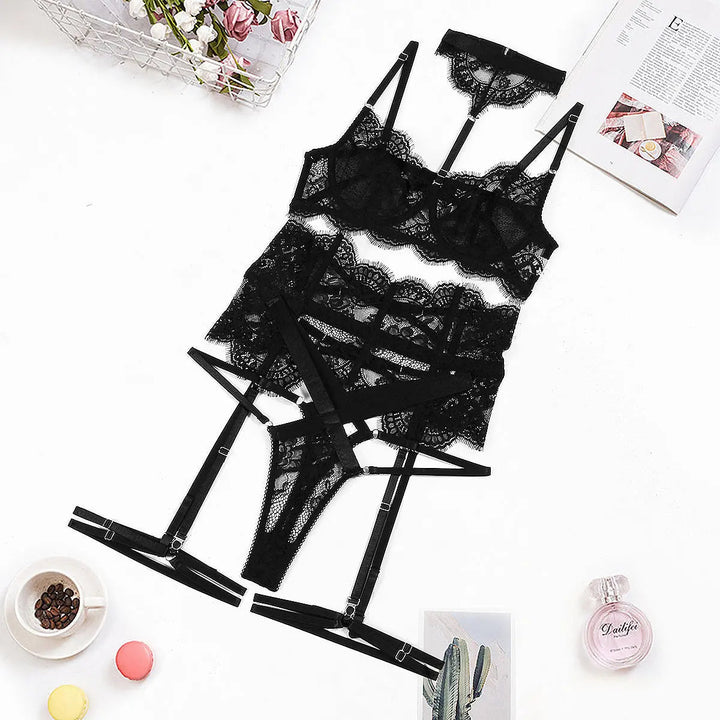 Body aus Spitze mit Riemchen, Cut-outs, Strapsen und passenden Spitzenhandschuhen
