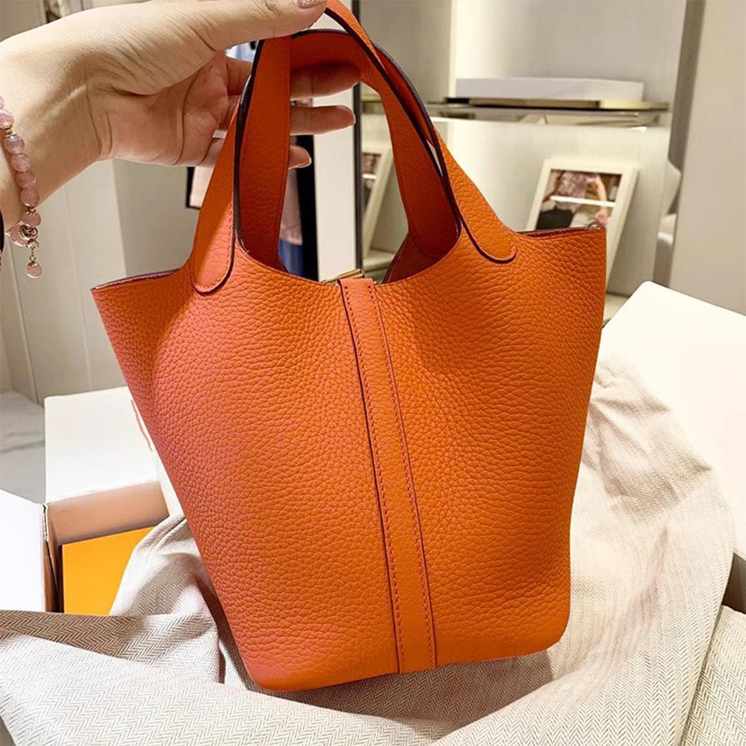 Picotin Lock-Handtasche aus genarbtem Narbenleder mit goldfarbenen Beschlägen