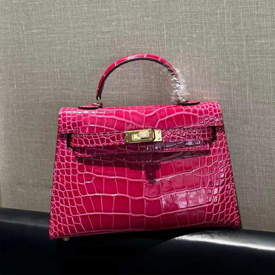 Mini Kylie-Handtasche aus Leder mit Kroko-Prägung und goldfarbenen Beschlägen