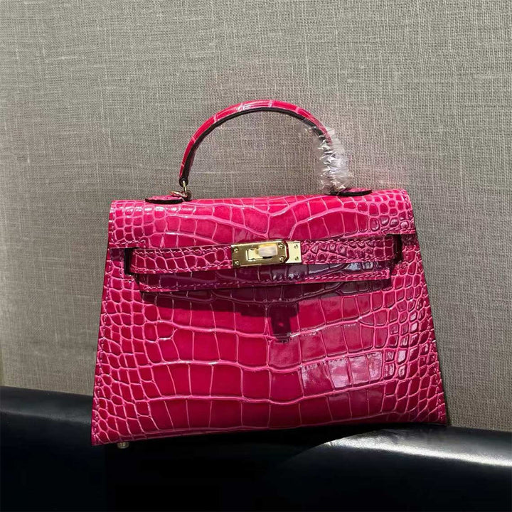 Mini Kylie-Handtasche aus Leder mit Kroko-Prägung und goldfarbenen Beschlägen