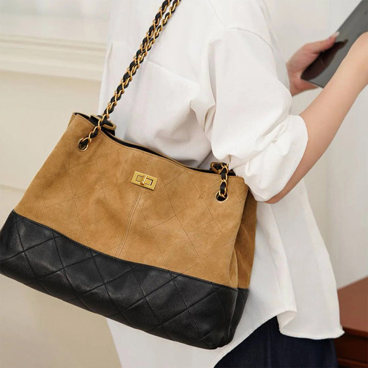 Gesteppte Schultertasche aus Wildleder mit goldfarbenen Beschlägen