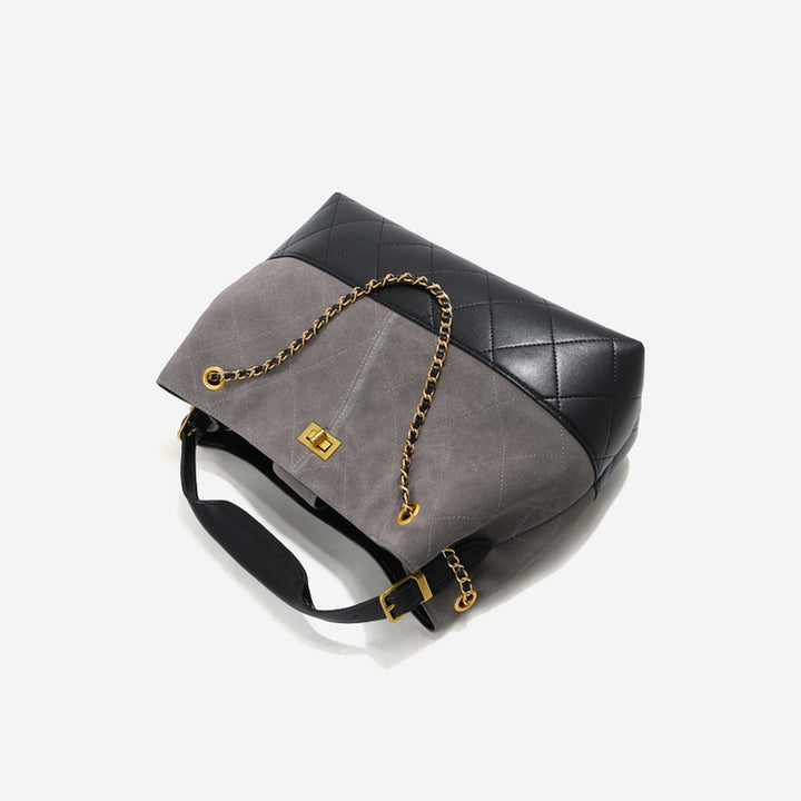Gesteppte Schultertasche aus Wildleder mit goldfarbenen Beschlägen