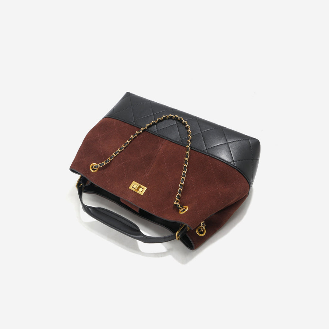 Gesteppte Schultertasche aus Wildleder mit goldfarbenen Beschlägen