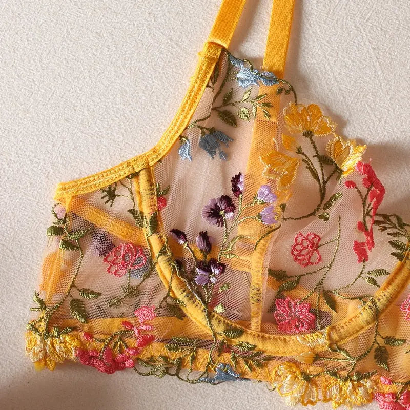 Daisy Dessous-Set aus französischer Spitze mit zarten Blumen-Details
