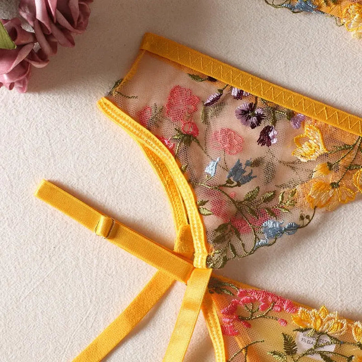 Daisy Dessous-Set aus französischer Spitze mit zarten Blumen-Details