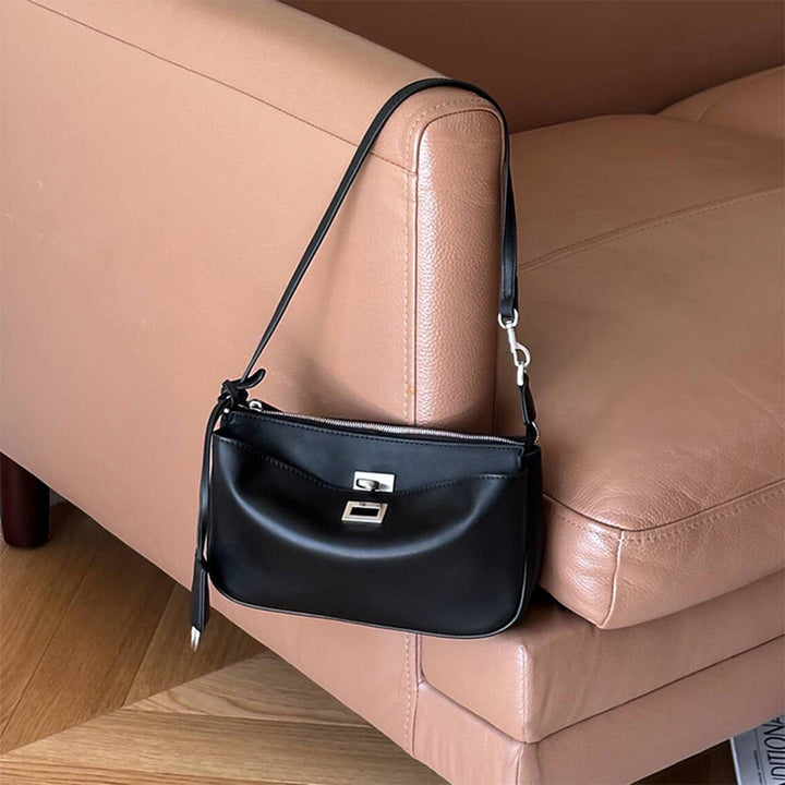 Schwarze Schultertasche aus Narbenleder für Damen mit silbernen Beschlägen