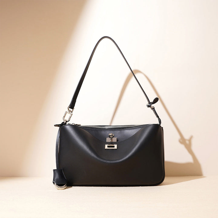 Schwarze Schultertasche aus Narbenleder für Damen mit silbernen Beschlägen