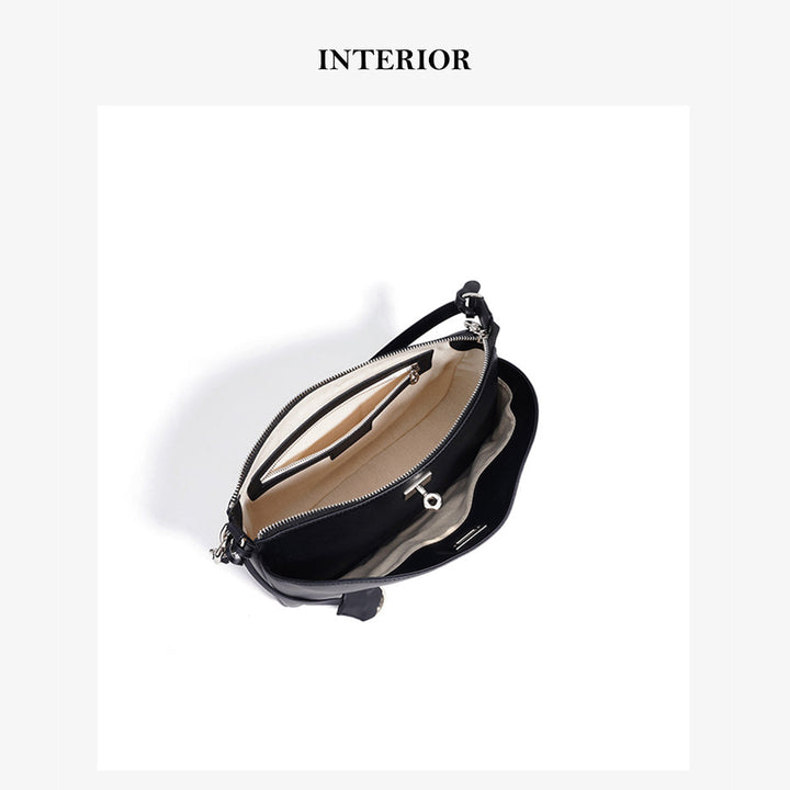 Schwarze Schultertasche aus Narbenleder für Damen mit silbernen Beschlägen