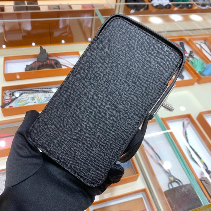 Handytasche aus Leder mit Drehverschluss und Schulterriemen