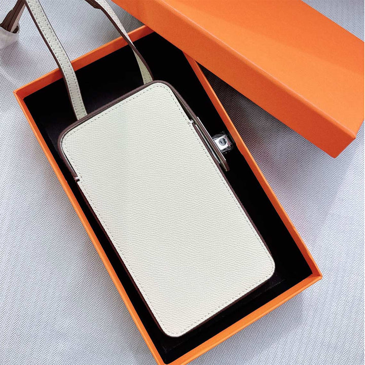 Handytasche aus Leder mit Drehverschluss und Schulterriemen