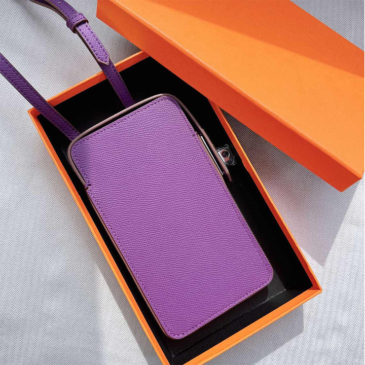 Handytasche aus Leder mit Drehverschluss und Schulterriemen