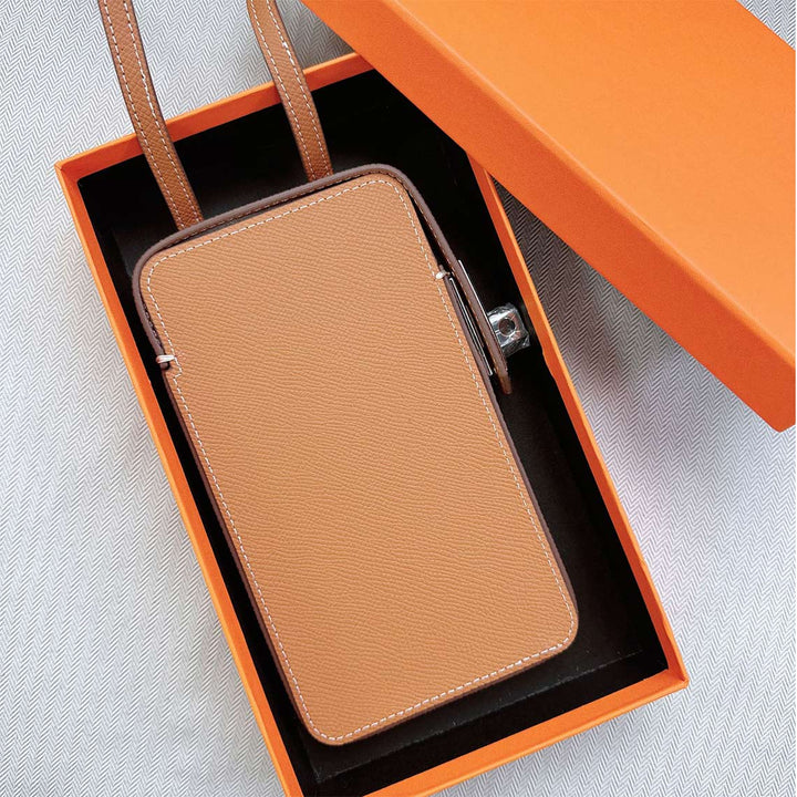 Handytasche aus Leder mit Drehverschluss und Schulterriemen