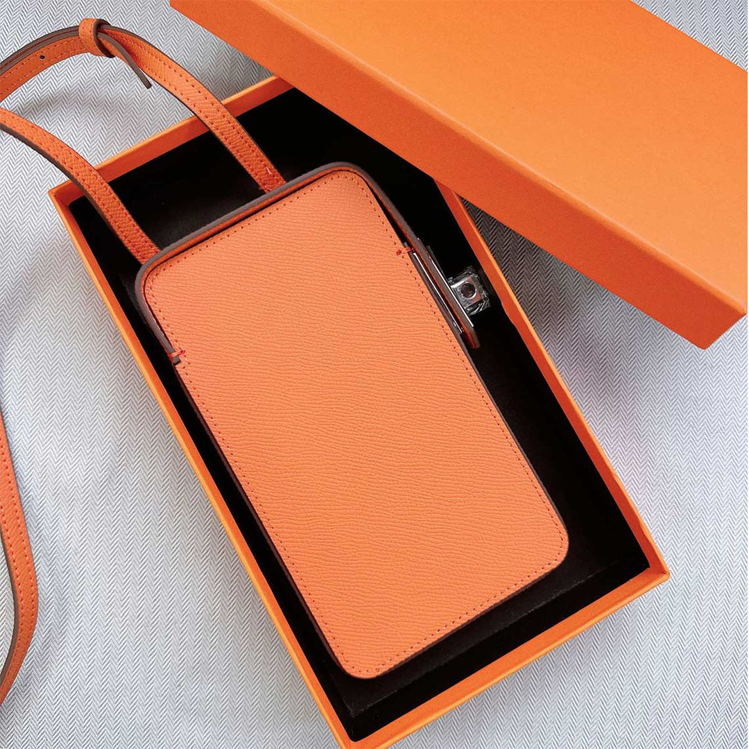 Handytasche aus Leder mit Drehverschluss und Schulterriemen