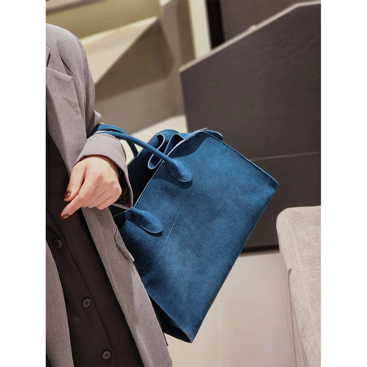 Margo Handtasche aus Wildleder mit Henkeln und goldfarbenen Beschlägen