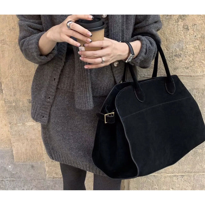 Margo Handtasche aus Wildleder mit Henkeln und goldfarbenen Beschlägen
