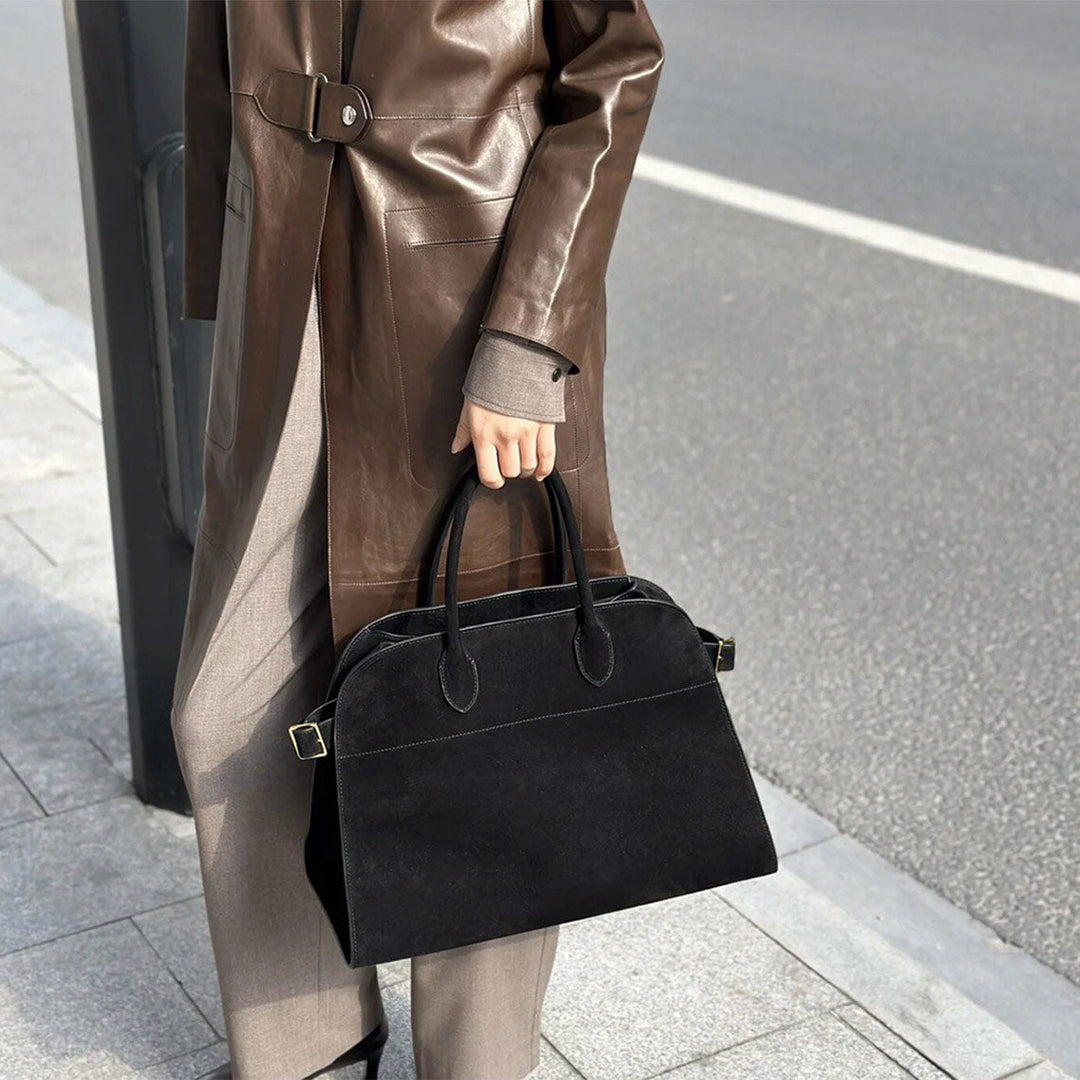 Margo Handtasche aus Wildleder mit Henkeln und goldfarbenen Beschlägen