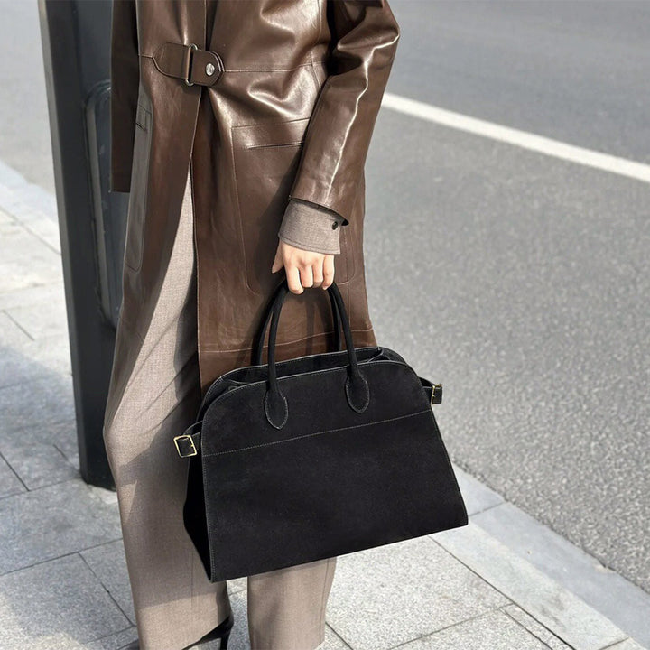 Margo Handtasche aus Wildleder mit Henkeln und goldfarbenen Beschlägen