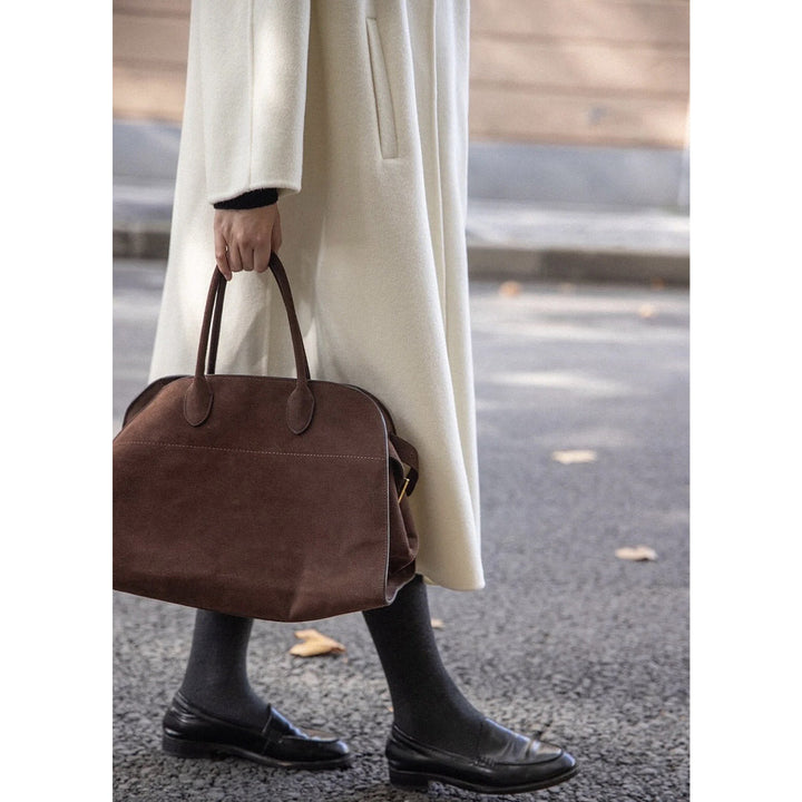 Margo Handtasche aus Wildleder mit Henkeln und goldfarbenen Beschlägen