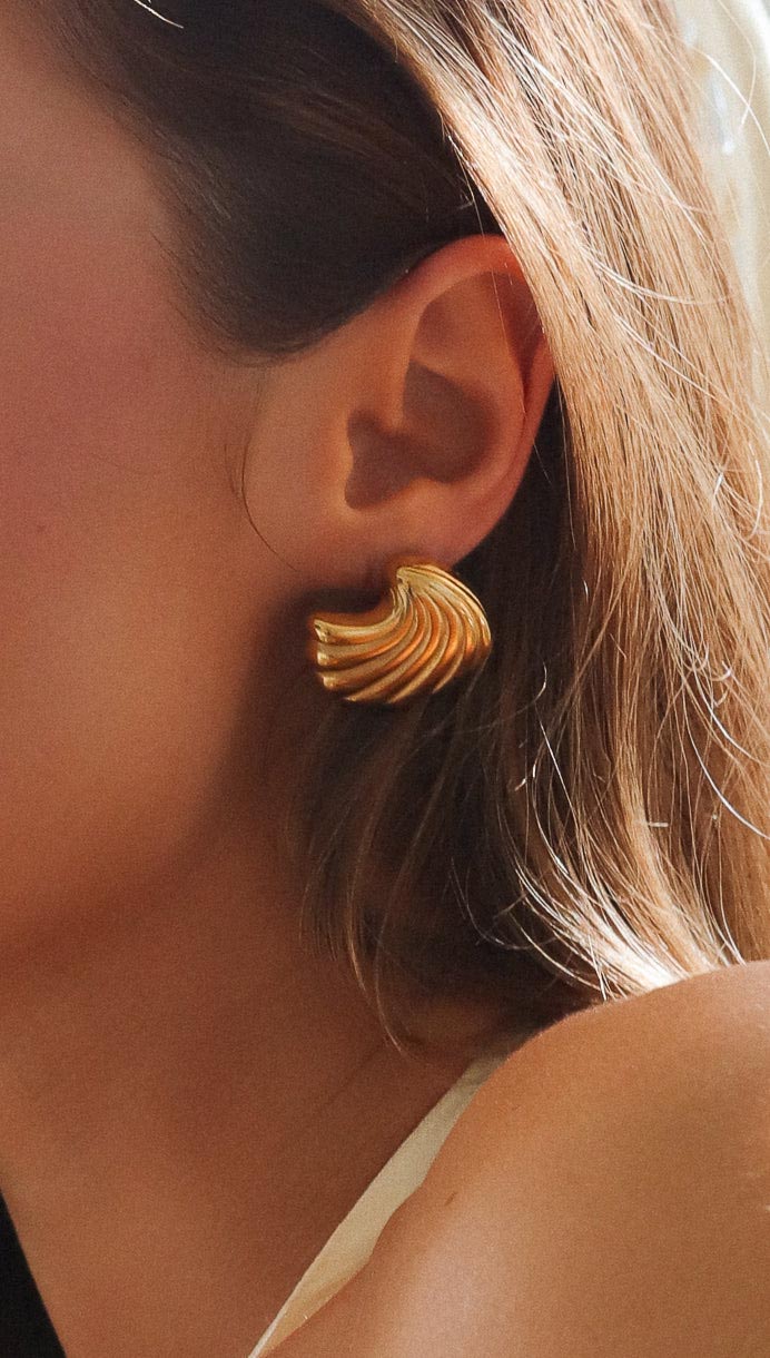 Emery | Gold Muschel-Ohrringe