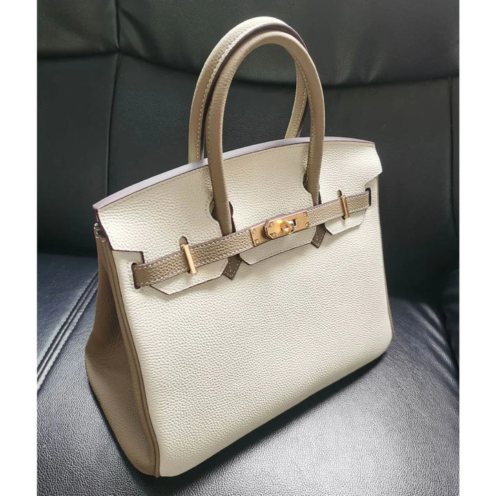 Birk-Handtasche aus Narbenleder mit goldenen Beschlägen